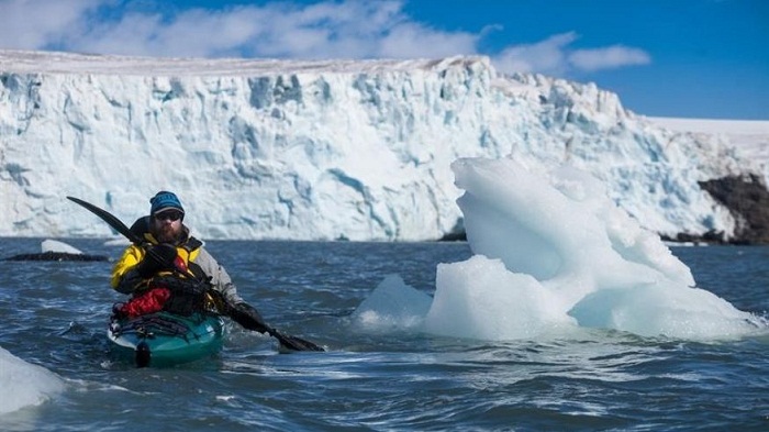 Kayakers complete first journey around Antarctic archipelago, an 11-day odyssey 